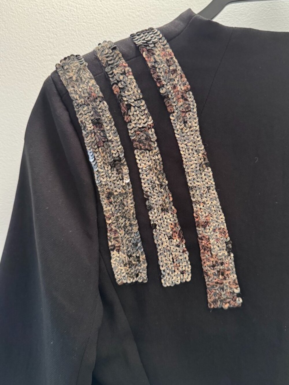 Mark & James Badgley Mischka Black Blazer Embellished Shoulder NWT, Small - Picture 4 of 11